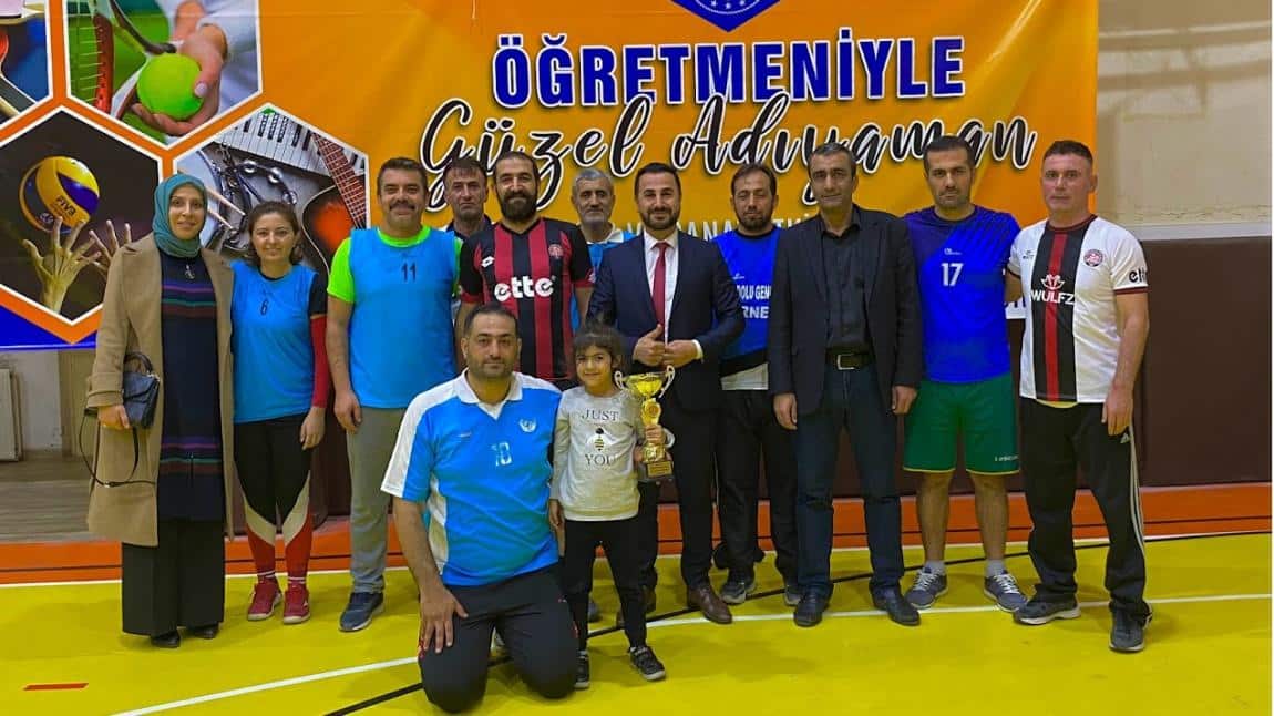 Okullar arası voleybol turnuvasında ŞAMPİYON Mehmet Akif Ersoy Ortaokulu  öğretmenleri oldu.