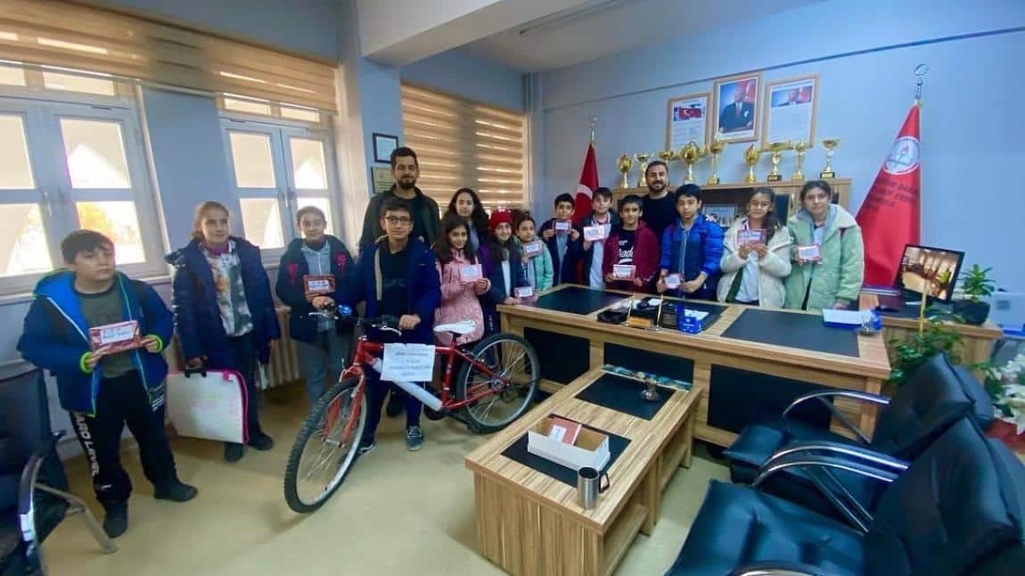 Mehmet KARATAŞ tarafından yürütülen kitap okuma yarışmasında dereceye giren öğrencilere hediyeleri verildi